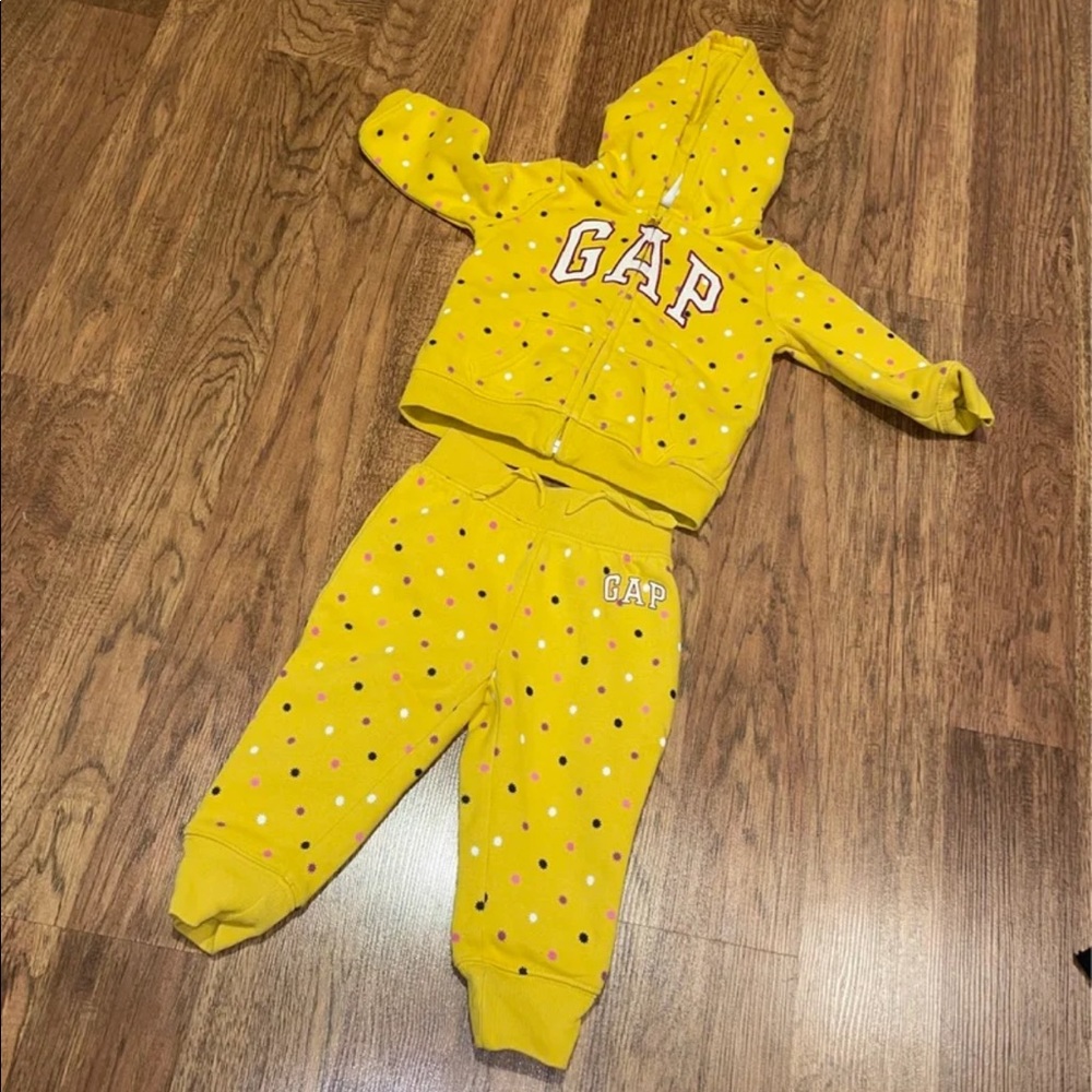 Used baby girl gap matching jogging suit size 18 to 24